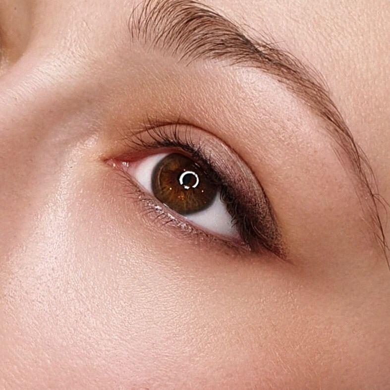 Mirada abierta con extensiones de pestañas