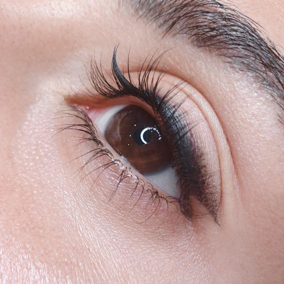 Mirada con extensiones de pestañas de volumen