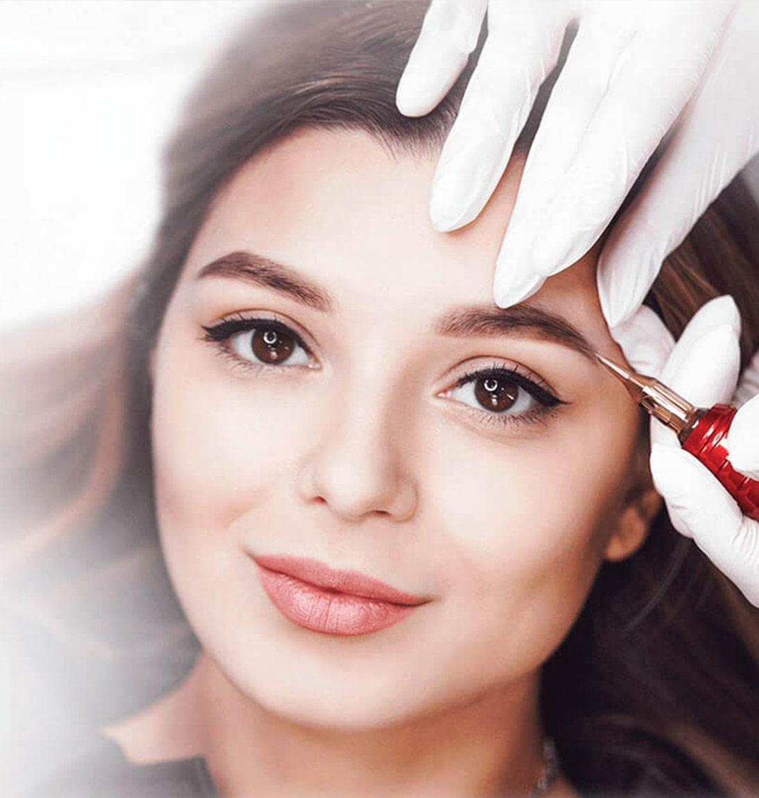 Especialista realizando el diseño de cejas